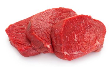Beyaz arka planda izole edilmiş çiğ et