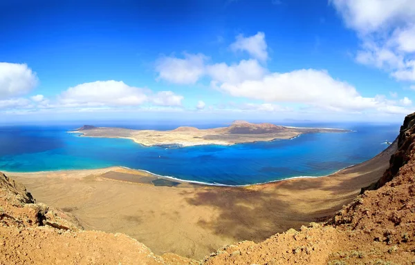 Панорама острова Ла Грасиоса, к северу от Лансароте Стоковое Фото