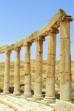 Jerash, Ürdün 'deki oval forumdan köşe yazıları