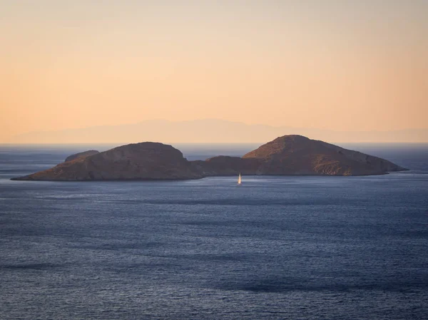 Żaglówka o zachodzie słońca w pobliżu Tilos Island — Zdjęcie stockowe