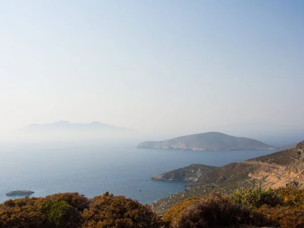 La vista desde la isla de Tilos a Nisyros Fotos de stock