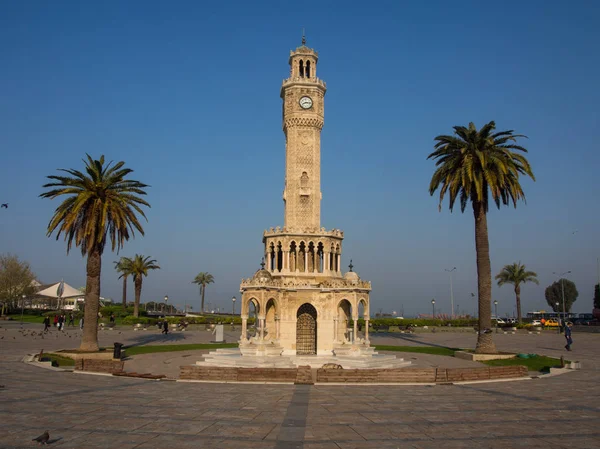 Güvercinler ve Konak Meydanı üzerinde yürüyen insanlar tarihi clo yakın: