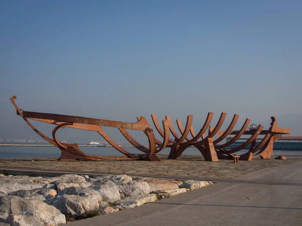 Gemi enkazı metal heykel, Izmir, Türkiye