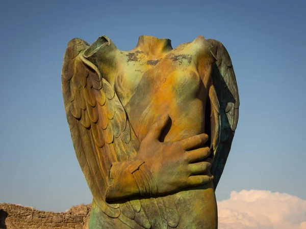 Esculturas Igor Mitoraj en las ruinas de Pompeya, Italia — Foto de Stock