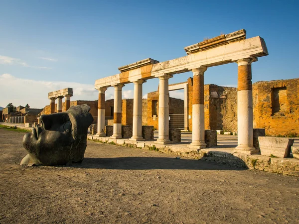 Igor Mitoraj skulpturer i Pompei ruins, Italien — Stockfoto