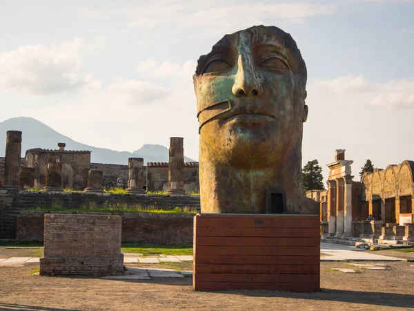 Igor Mitoraj skulpturer i Pompei ruins, Italien — Stockfoto