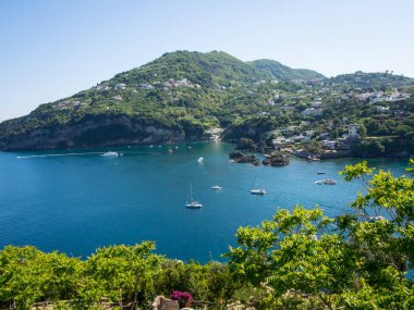 Ischia Adası Aragonca kaleden görüntülemek