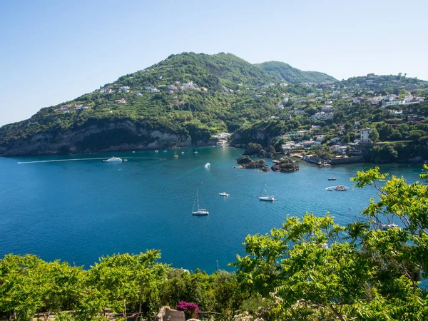 Ischia Adası Aragonca kaleden görüntülemek