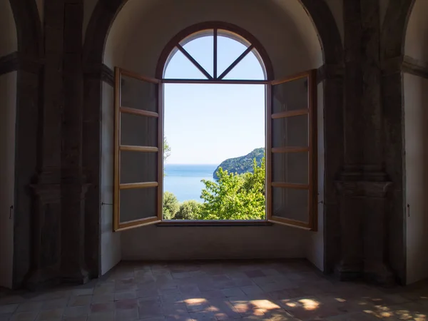 Ischia Adası Aragonca kaleden görüntülemek