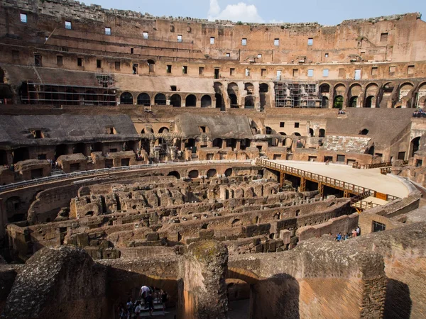 Colosseum antik kalıntıları Roma'nın merkezi