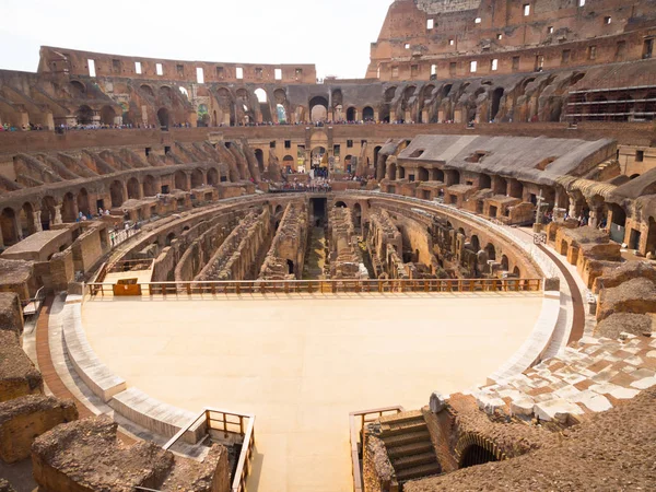 Colosseum antik kalıntıları Roma'nın merkezi