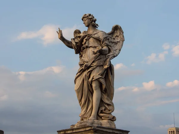 Heykel köprüde Hadrian Mozolesi