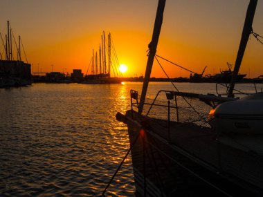 Trapani yat limanında yaz turuncu günbatımı