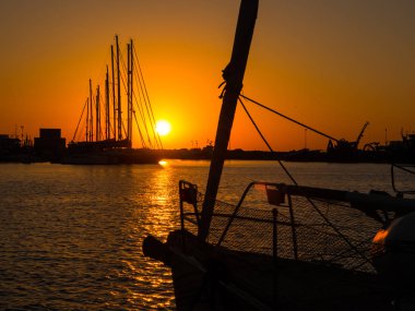 Trapani yat limanında yaz turuncu günbatımı