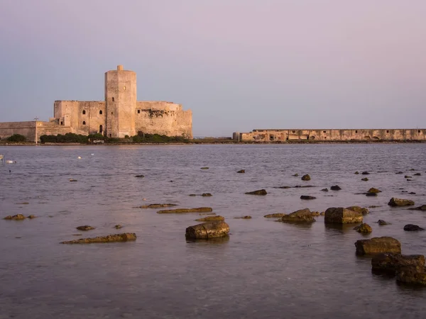 Tr önünde küçük bir adada bulunan Colombaia Castle
