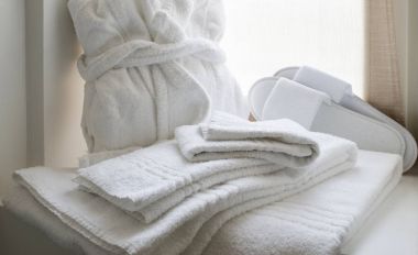 Natürmort, beyaz keten banyo için ayarla