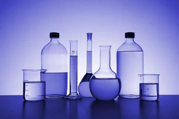 化学瓶蓝色单色照片 — 图库照片