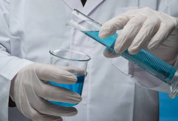 Chemical Lab Hand Pouring Liquid Test Tubes — Stock Photo, Image