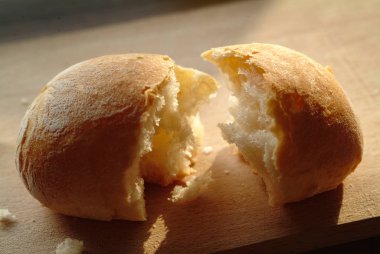 ahşap kesme tahtası üzerinde küçük kırık somun