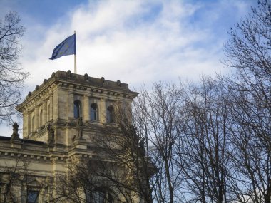 Bundestag, mavi gökyüzü üzerinde Avrupa bayrağı ile Alman hükümetin parçası