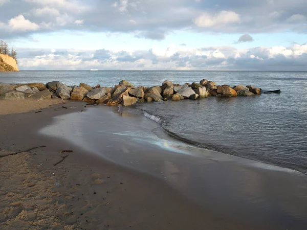 Скалы на берегу Балтийского моря — стоковое фото