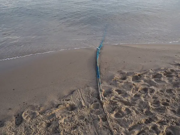 gemi halatlar üzerinde kum mavi