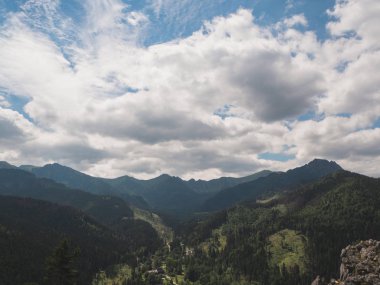 Polonya'nın dağlarında Vadisi
