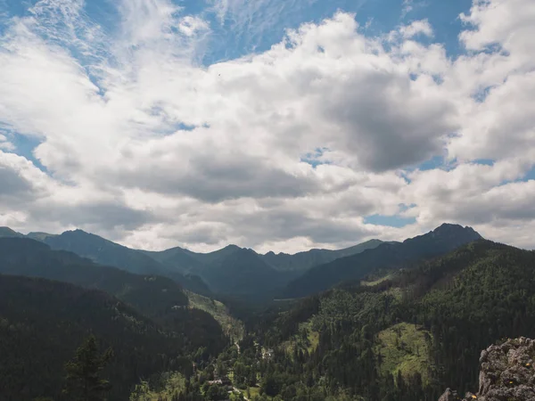 Polonya'nın dağlarında Vadisi
