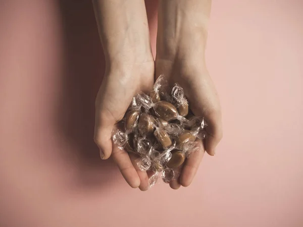 İki eli karamel şekerler