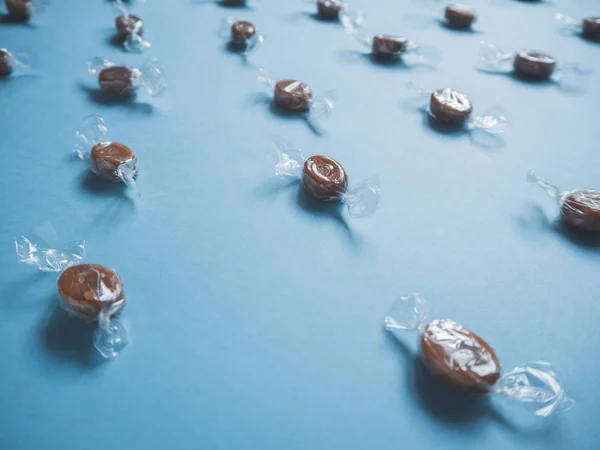 Mavi bir arka plan üzerine karamel şekerler