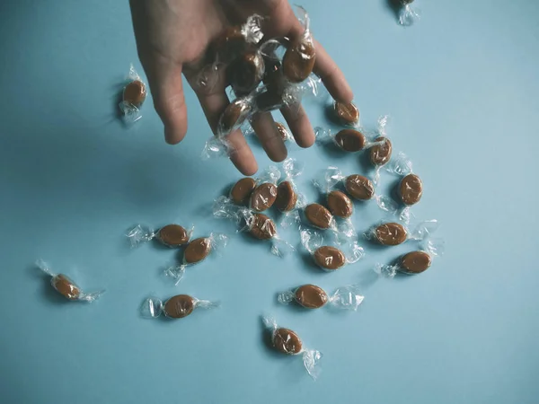  Karamel elinde şeker