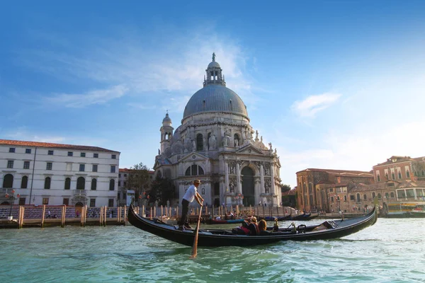 Gondol och Basilica di Santa Maria della Salute, Venedig — Stockfoto