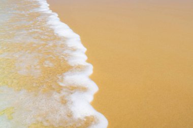 Dalga kum plajı üzerinde