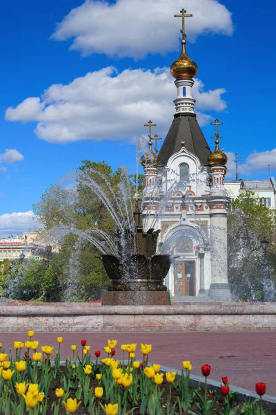 Ortodoxa kapell och fontänen i Yekaterinburg — Stockfoto