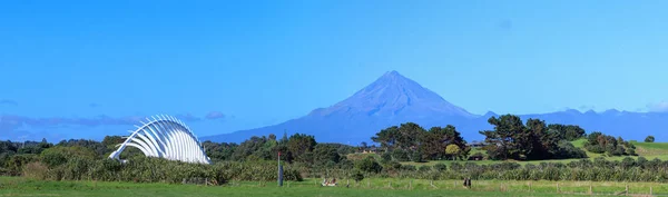 Picturesque landscape panorama Taranaki volcano — Stock Photo, Image