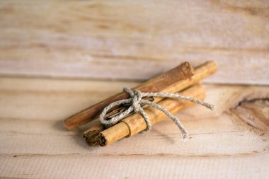 Ahşap zemin üzerine tarçın paket