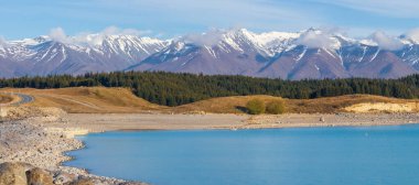 Karla kaplı Güney Alpleri ve Pukaki gölünün turkuaz rengi. 