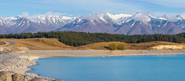 Hófödte déli Alpok és a Pukaki-tó türkiz színe — Stock Fotó