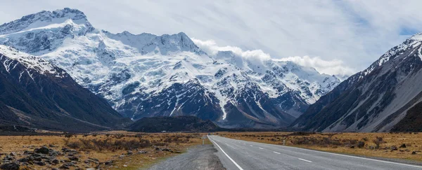 Дорога в национальный парк Маунт-Кук, Новая Зеландия — стоковое фото
