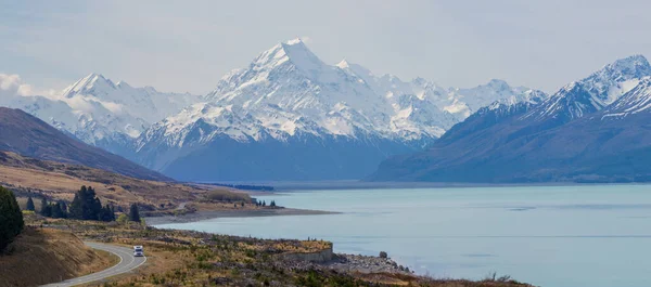 Гора Кук и ледниковое озеро Пукаки, Новая Зеландия — стоковое фото