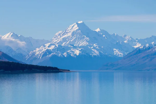 Отражение горы Кук в озере Пукаки, Новая Зеландия — стоковое фото