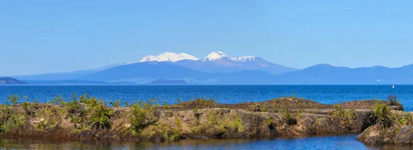 Lago Taupo e montagne innevate, Nuova Zelanda — Foto Stock