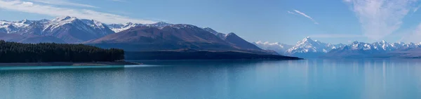 ニュージーランドのプカキ湖のパノラマの上のマウントクック — ストック写真