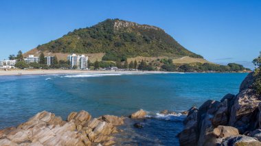 Maunganui Dağı kayalık deniz plajı, Tauranga, Yeni Zelanda