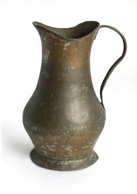 İzole eski bakır sürahi