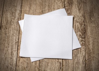 eski ahşap masa peçeteye