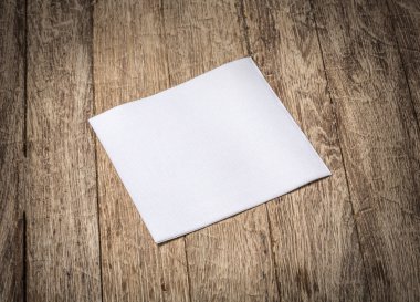  eski ahşap masa peçeteye