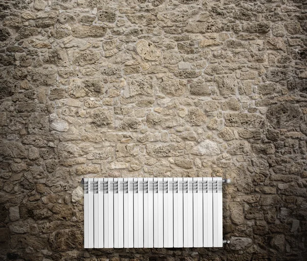 Parede pendurar um radiador — Fotografia de Stock