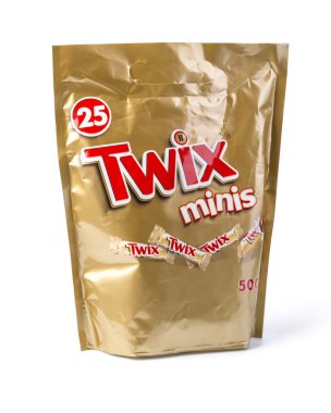 Twix kurabiye çubukları üzerinde beyaz izole 