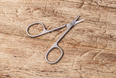 Ahşap zemin üzerinde makas. 